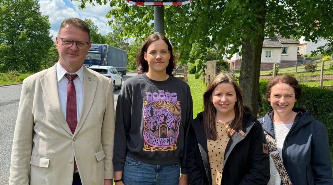 The mayor of Waldkappel, Frank Koch, and deputy Karina Fissmann, accompanied by two parents, in front of the newly installed EVOLIS Vision radar speed sign in Bischhausen.