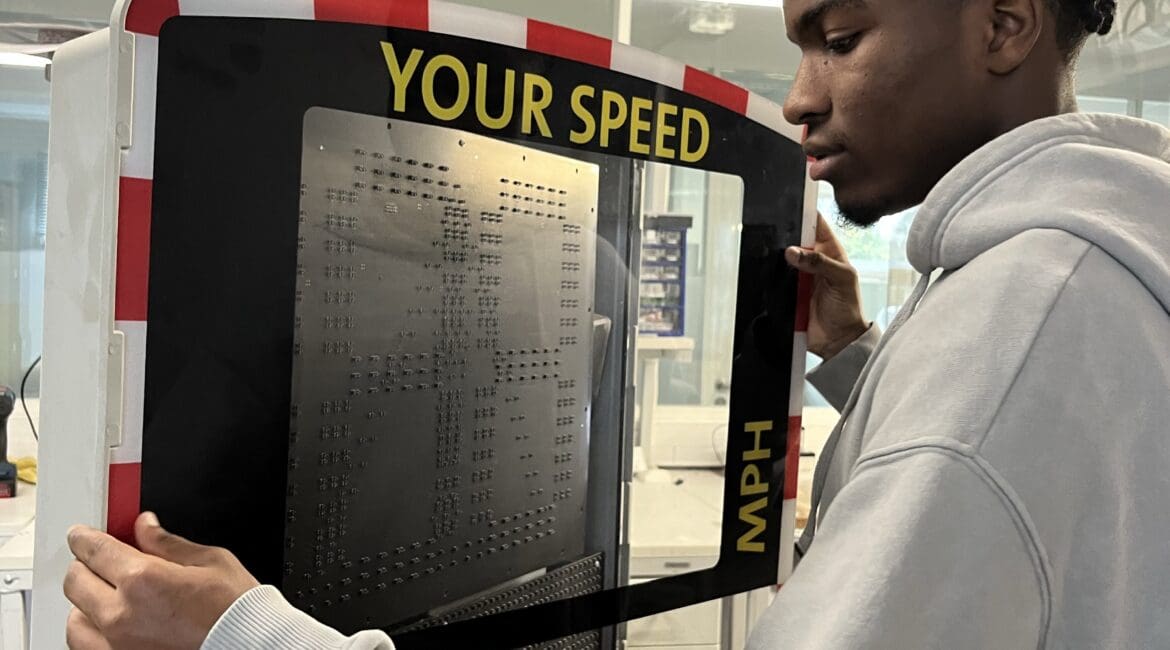 A after-sales service technician who fix the front face of EVOLIS Vision radar speed sign